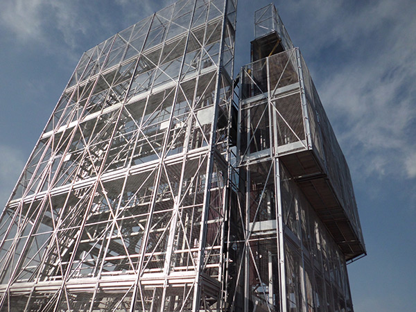 Specific measures to prevent people and articles on the scaffold from falling